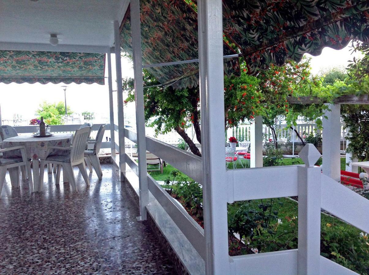 Villa Fofo - Beautiful Sea Front Villa With 650M2 Garden Nea Kallikrateia Exterior foto